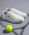 bílé sportovní tenisky