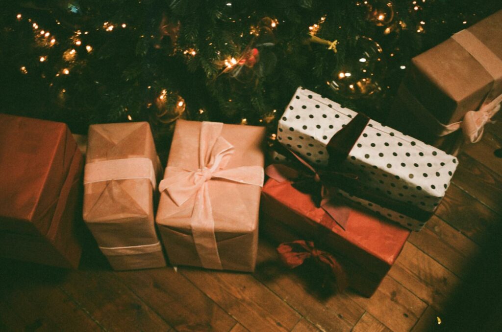 Vánoční dárky pod vánočním stromkem