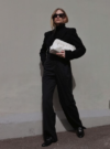 czarne buty i biała torebka w stylu smart casual