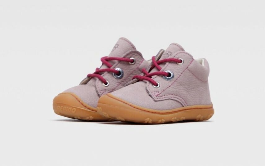 różowe buty sznurowane dla rocznego dziecka