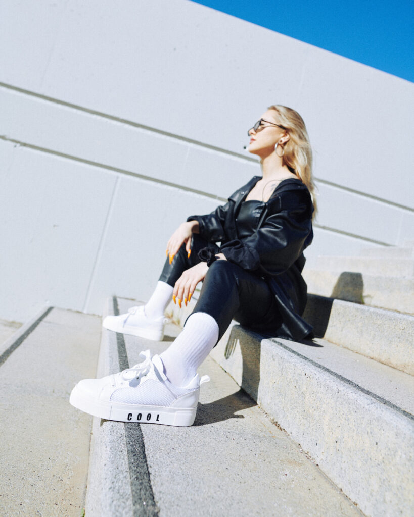 srebrne kolczyki koła i białe sneakersy damskie