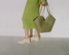 beżowe mokasyny na platformie i duża zielona torba damska
