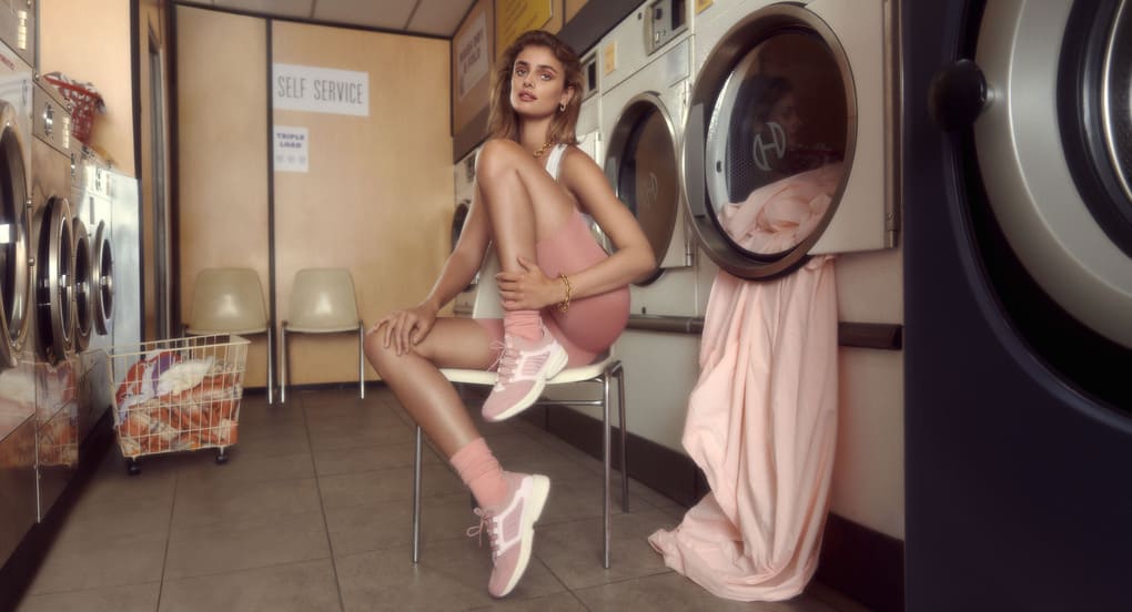 różowe sneakersy w damskiej stylizacji w stylu lat 90