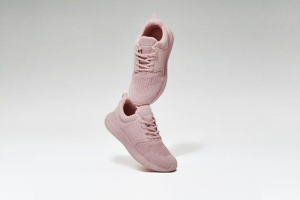 różowe sportowe buty z siatki