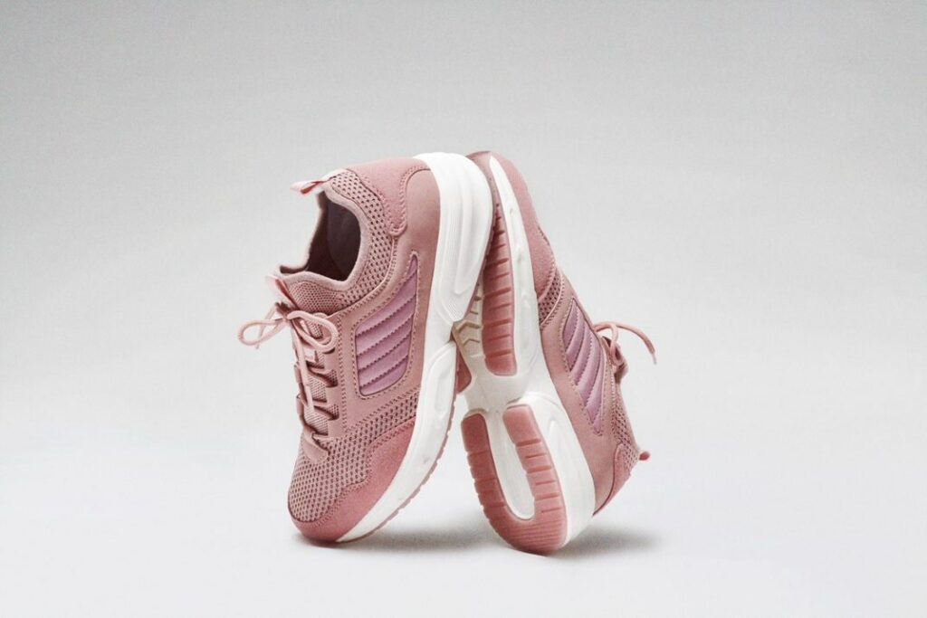 różowe damskie buty sportowe z siatką