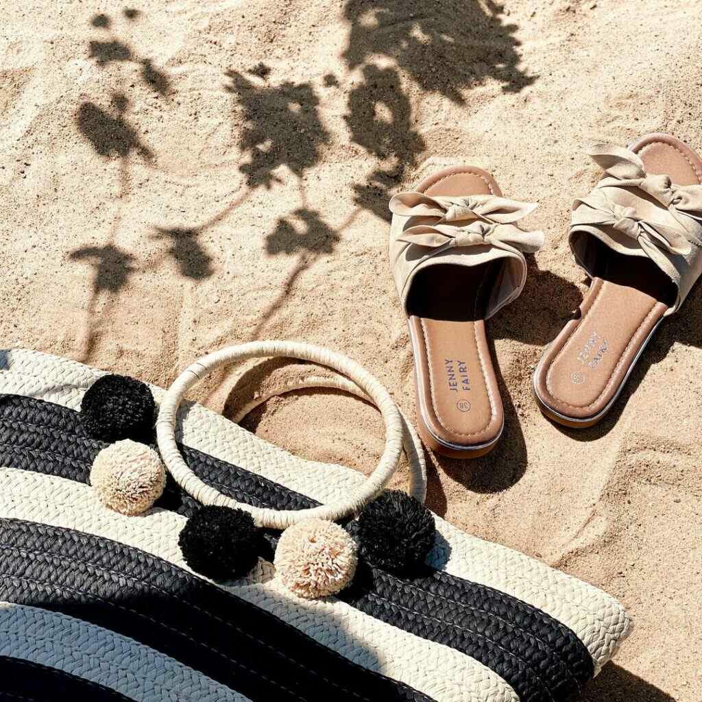 pleciona torebka na plażę i damskie beżowe klapki 