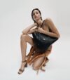 czarna damska torebka i brązowe sandałki na słupku