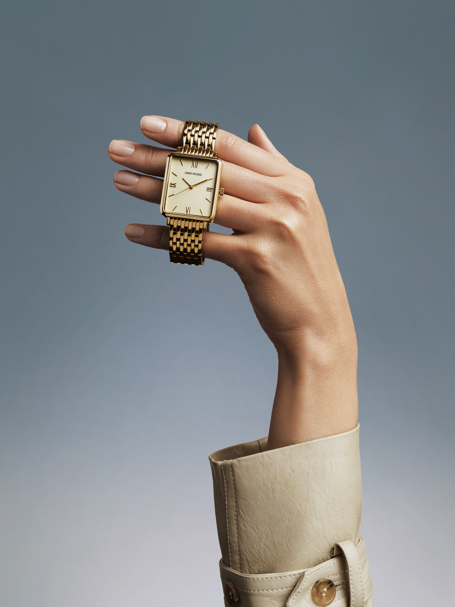 elegancki damski zegarek na złotej bransolecie