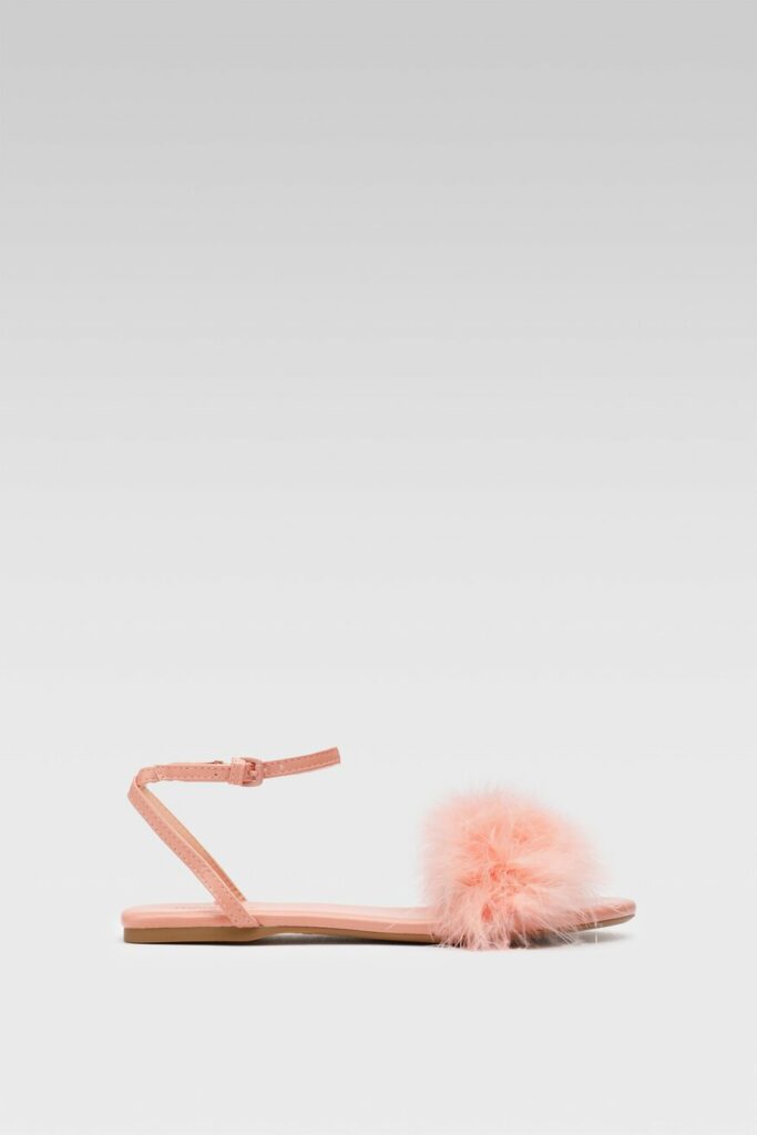 różowe sandały z puszkiem