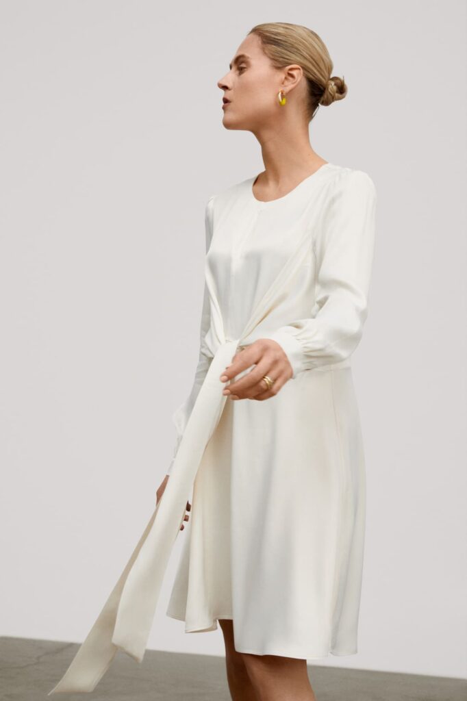 stylizacja z białą sukienką