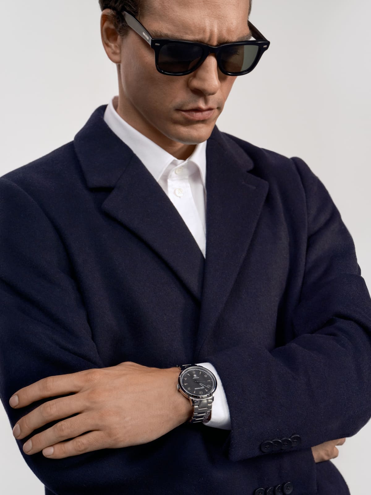 męski srebrny zegarek i czarne okulary przeciwsłoneczne