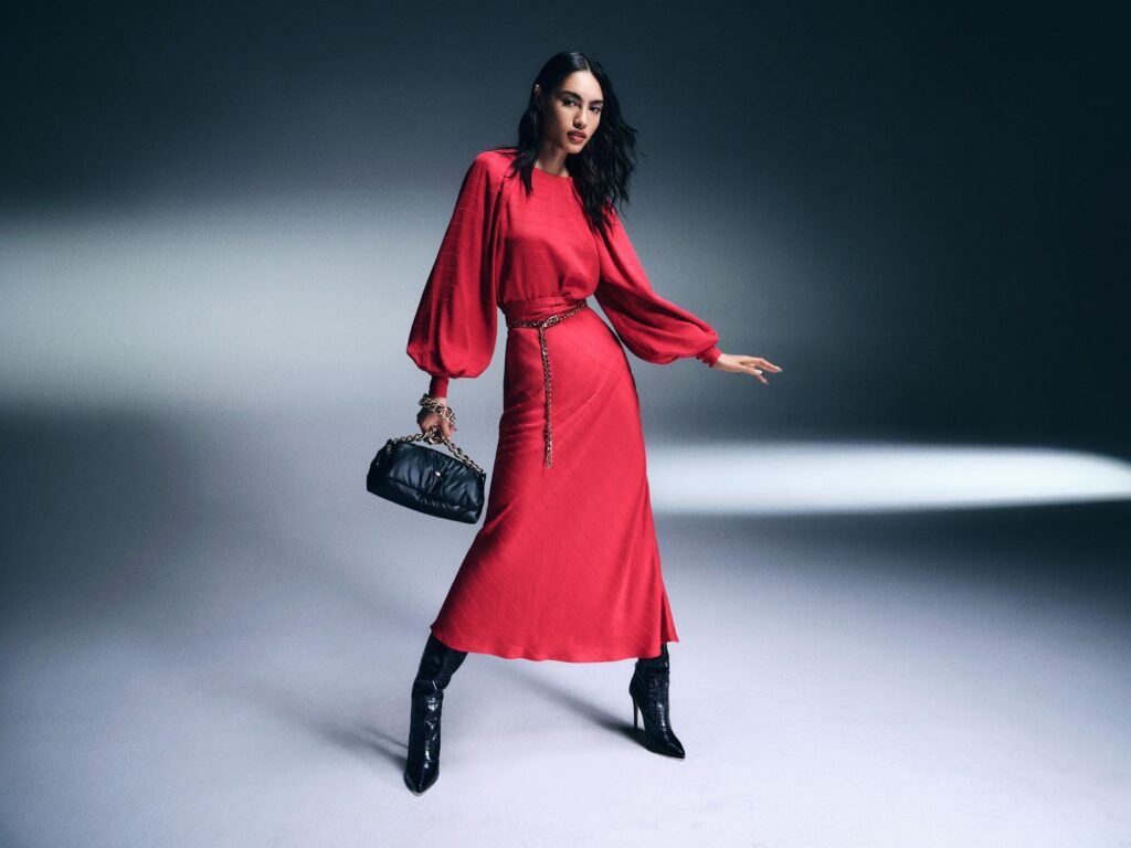 modelka w czerwonej sukience i lakierowanych butach