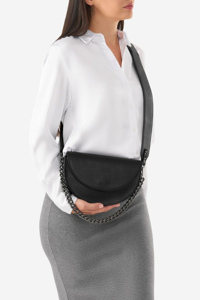 torebka crossbody półksiężyc stylizacja elegancka