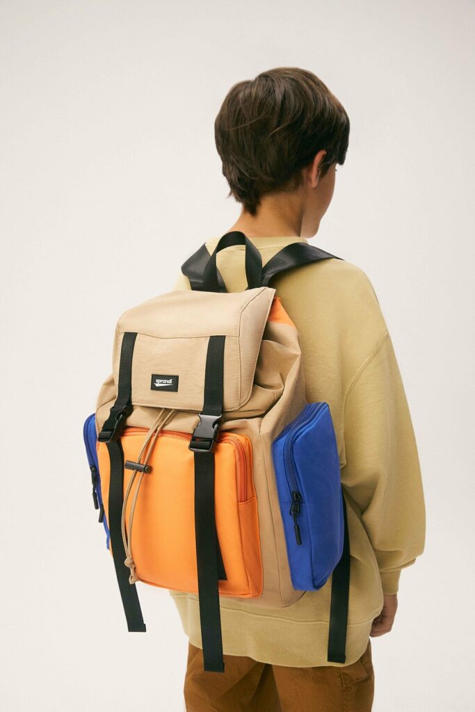 kolorowy szkolny plecak w sportowym stylu