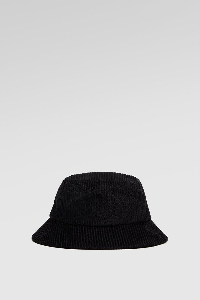 czarny bucket hat