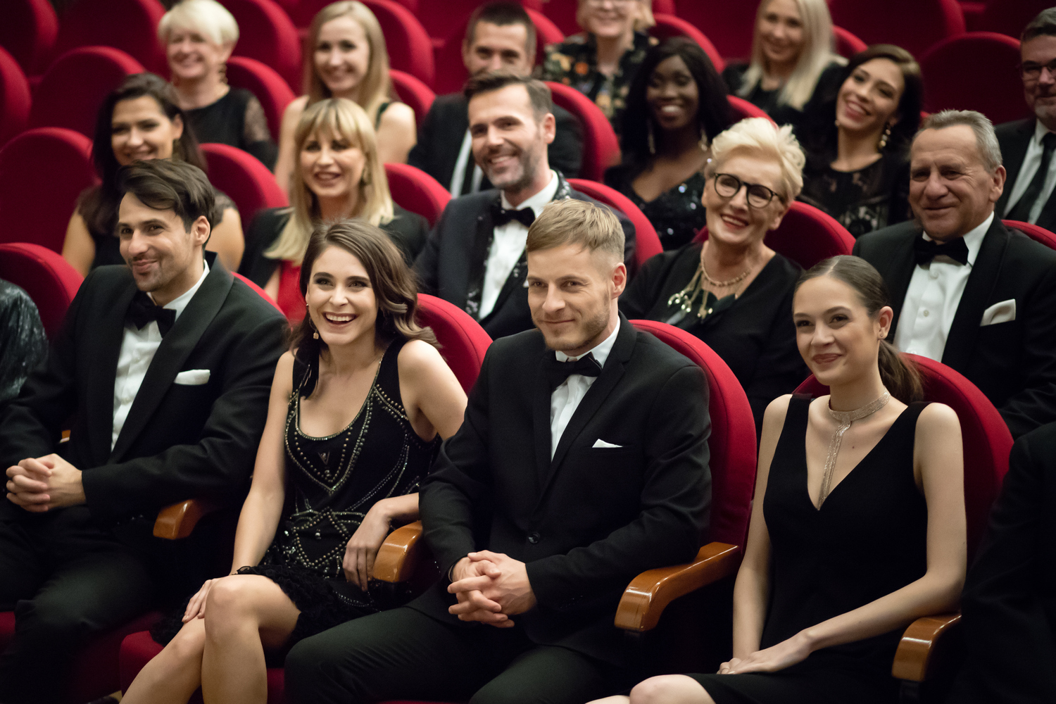 Jak się ubrać do teatru? Skorzystaj ze sprawdzonych zestawów!