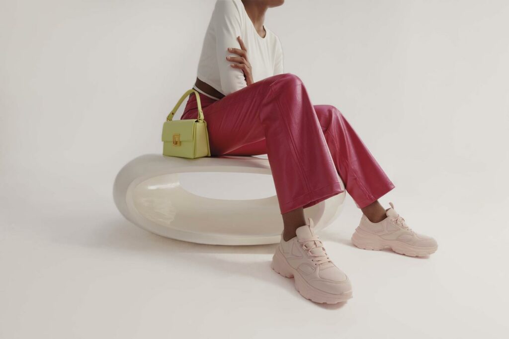 stylizacja z różowymi sneakersami i limonkową torebką