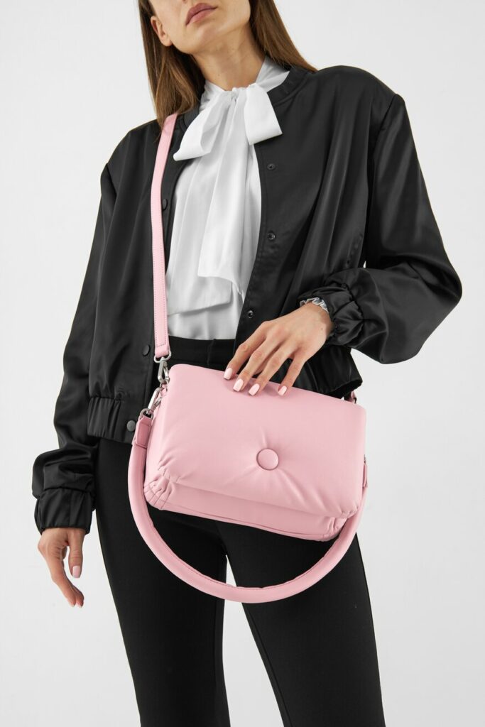 czarna bomberka w eleganckiej stylizacji z różową torebką