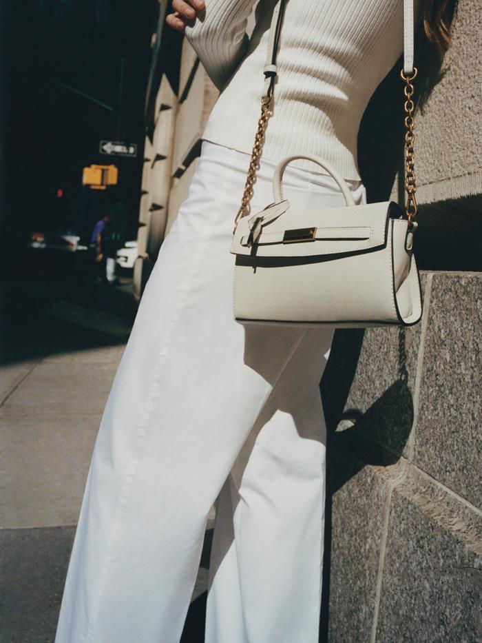 biała torebka kuferek na łańcuszku stylizacja