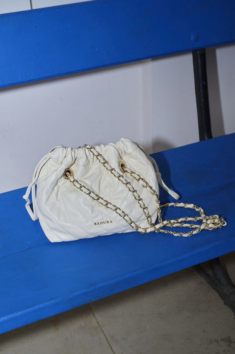 biała pikowana torebka worek badura