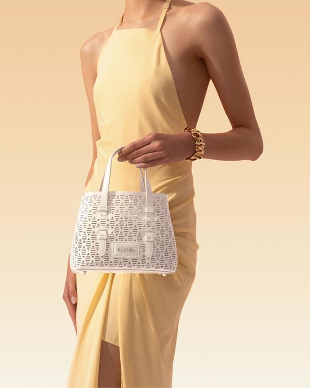 biała torebka koszyk stylizacja z sukienką butter yellow