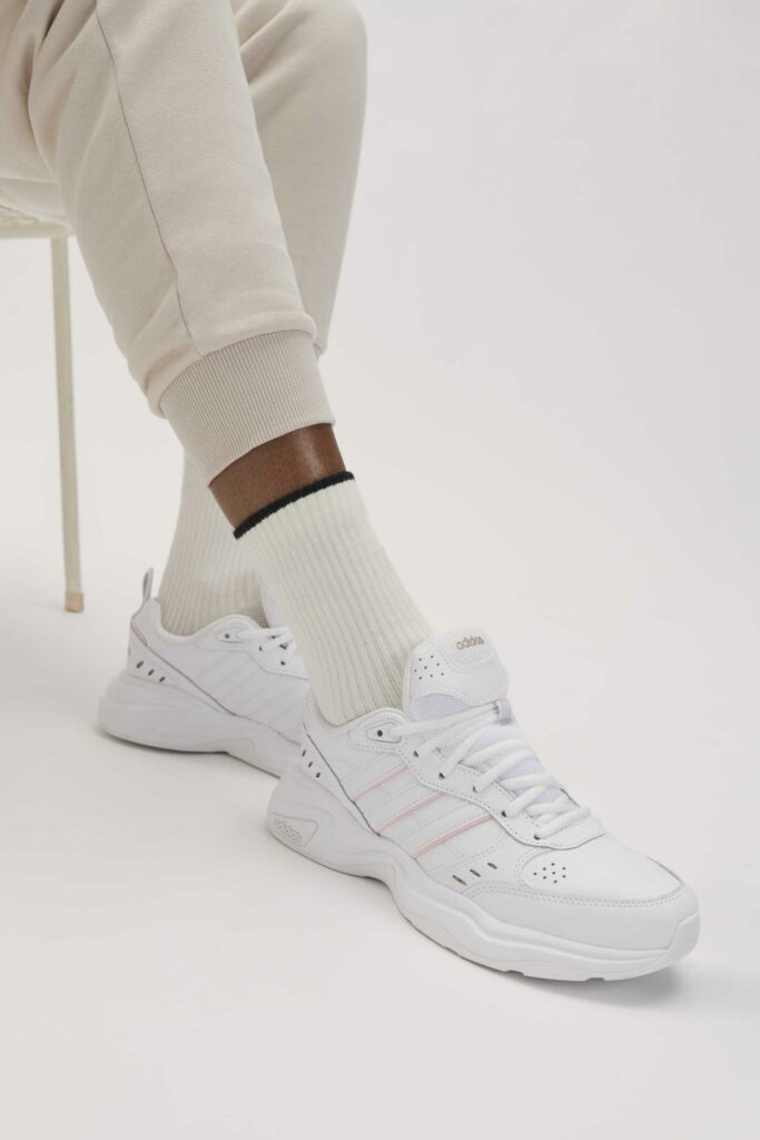 białe sneakersy adidas stylizacja ze spodniami dresowymi