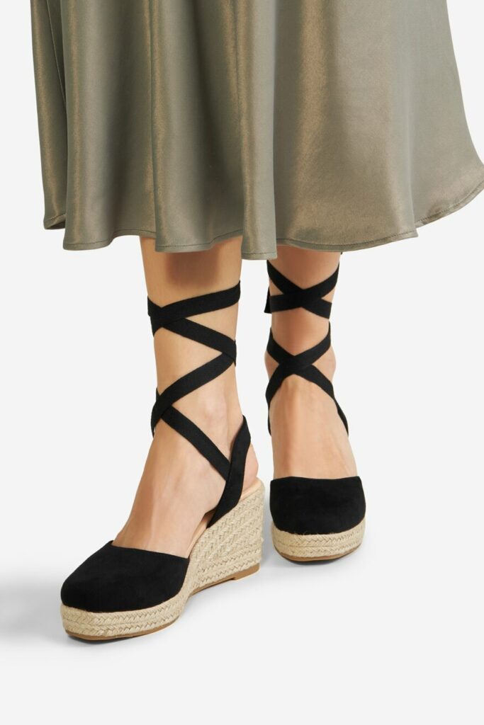 czarne espadryle wiązane stylizacja z satynową spódnicą khaki