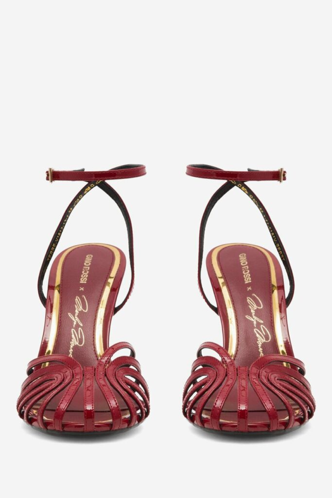 czerwone ażurowe sandały na szpilce 