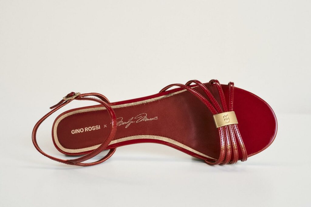 czerwone sandały płaskie ażurowe