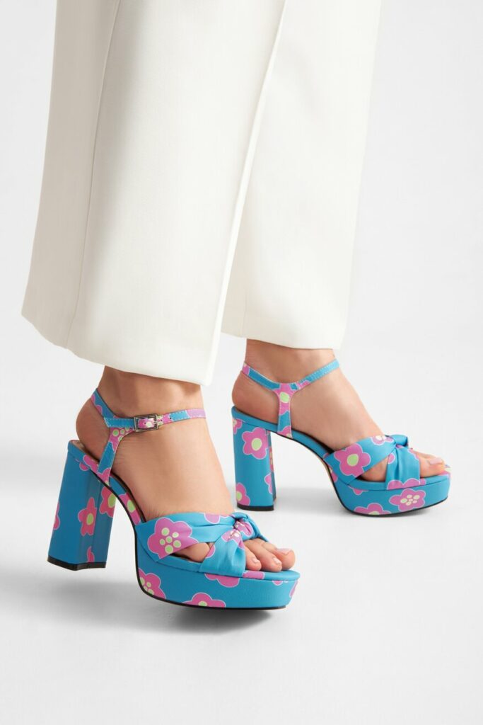 buty w kwiaty sandały stylizacja