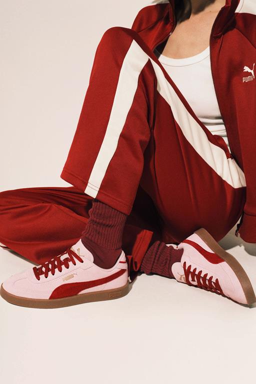 zamszowe sneakersy różowe stylizacja z dresem
