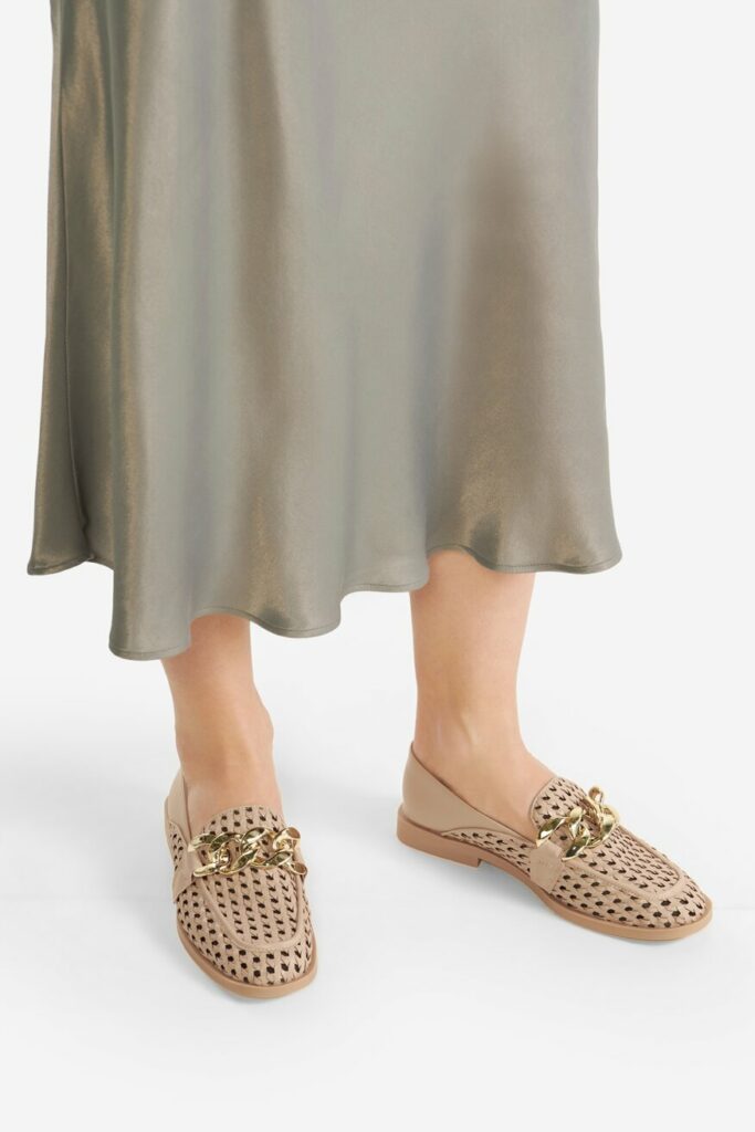 beżowe buty z plecionej skóry