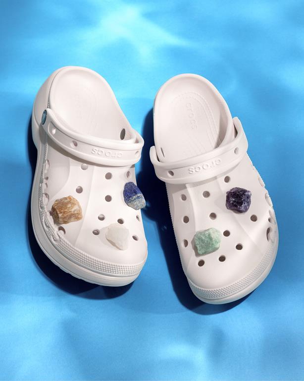 klapki crocs damskie z przypinkami