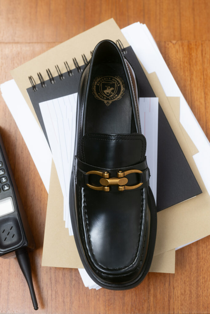 zdobione buty z klamrami w trendach na jesień 2025