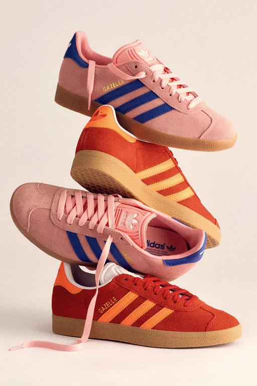 trendy na jesień 2025 kolorowe sneakersy