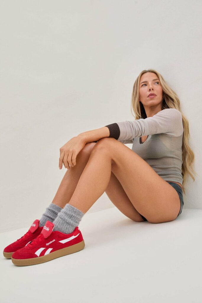 czerwone sneakersy stylizacja 