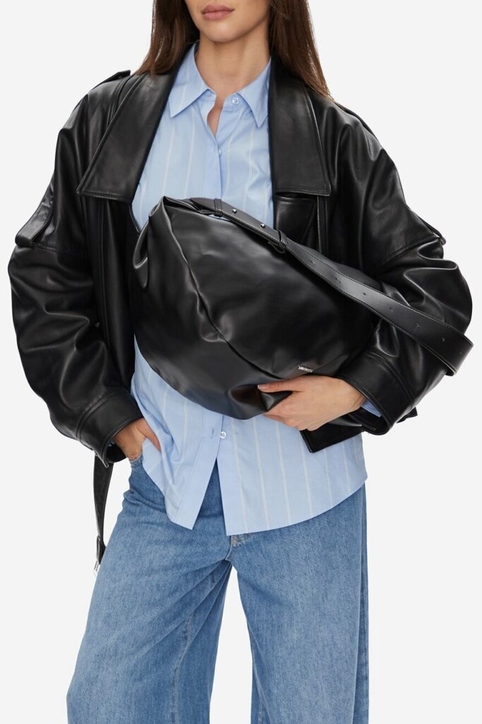 miękka torebka rogal stylizacja ze skórzaną kurtką i jeansami