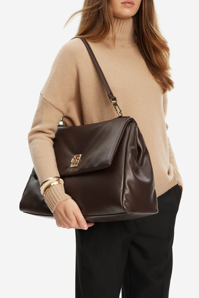 czekoladowa torebka stylizacja z beżowym golfem i czarnymi spodniami