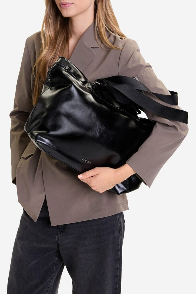 skórzana czarna shopperka stylizacja z marynarką