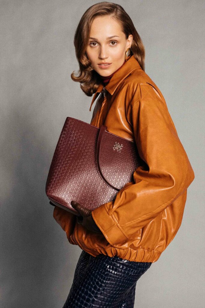 stylizacja z bordową torebką shopperką i karmelową kurtką