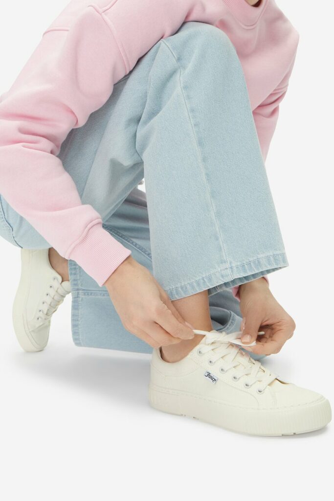 Modne sneakersy na wiosnę 2026: z płóciennego materiału