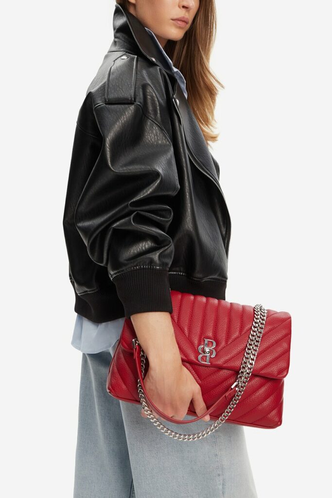 stylizacja na walentynki z czerwoną torebką