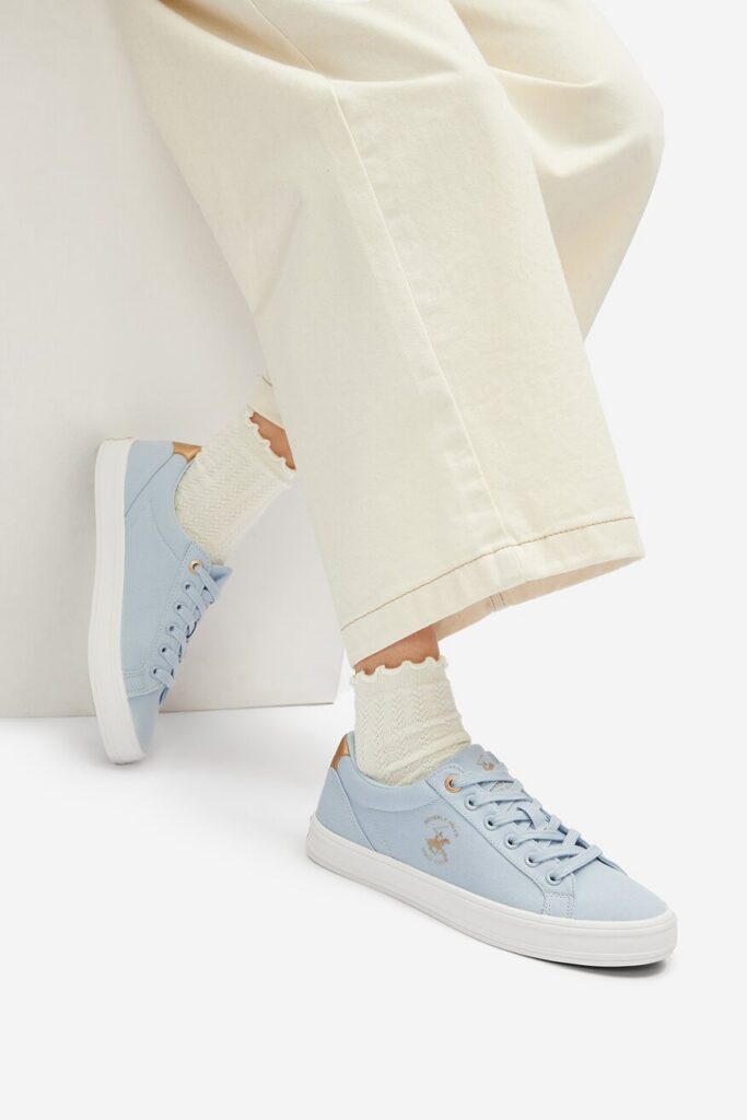Modne kolory butów na wiosnę: icy blue