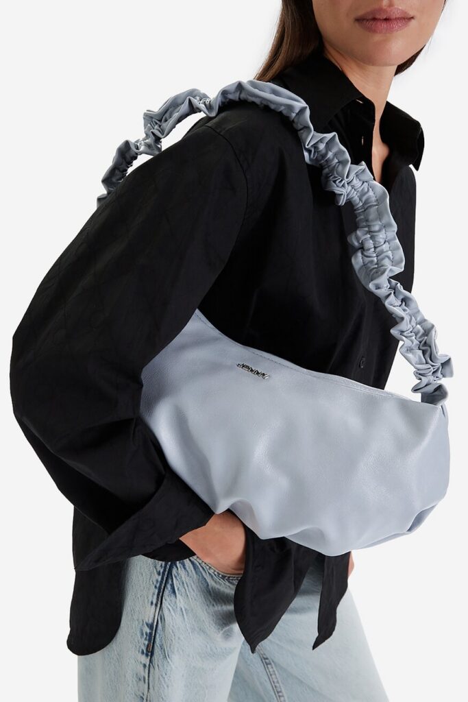 Modne kolory torebek na wiosnę-lato 2026: kobalt i intensywne błękity wracają na wybiegi