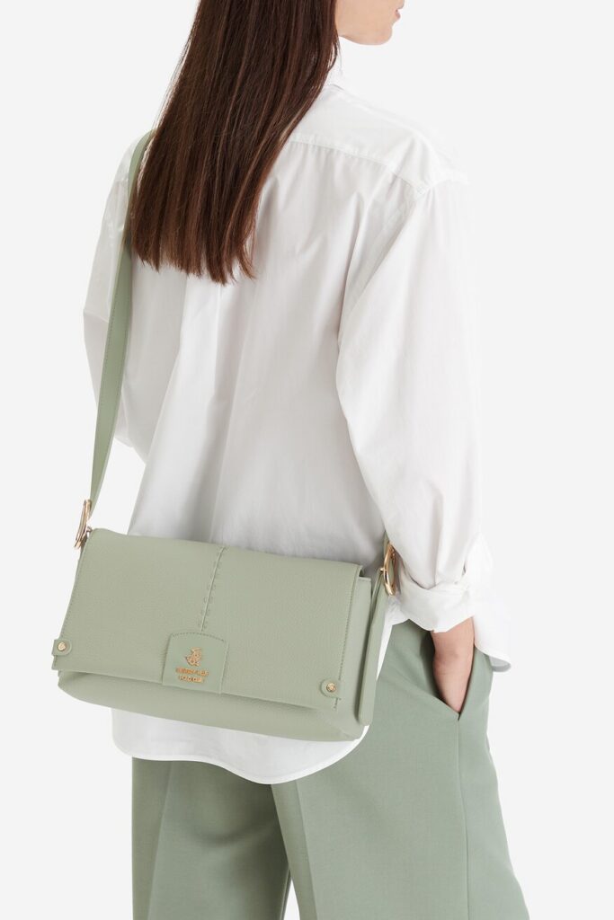 Modne kolory torebek na wiosnę-lato 2026: pistacjowa 