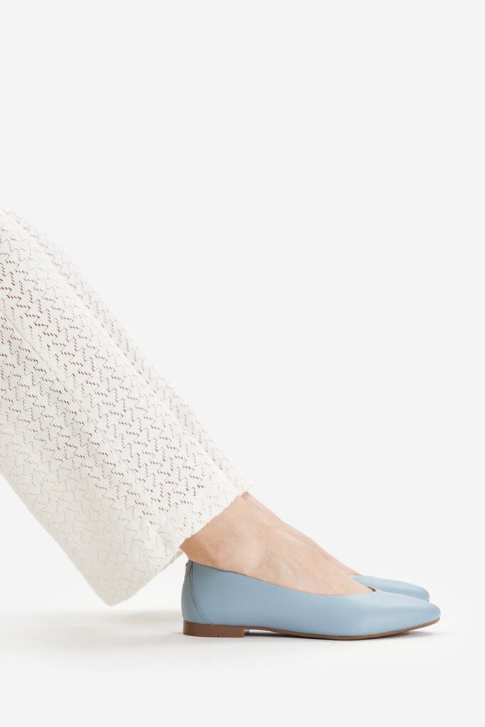 Modne kolory butów na wiosnę: icy blue