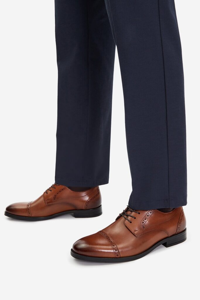 brązowe buty do granatowego garnituru