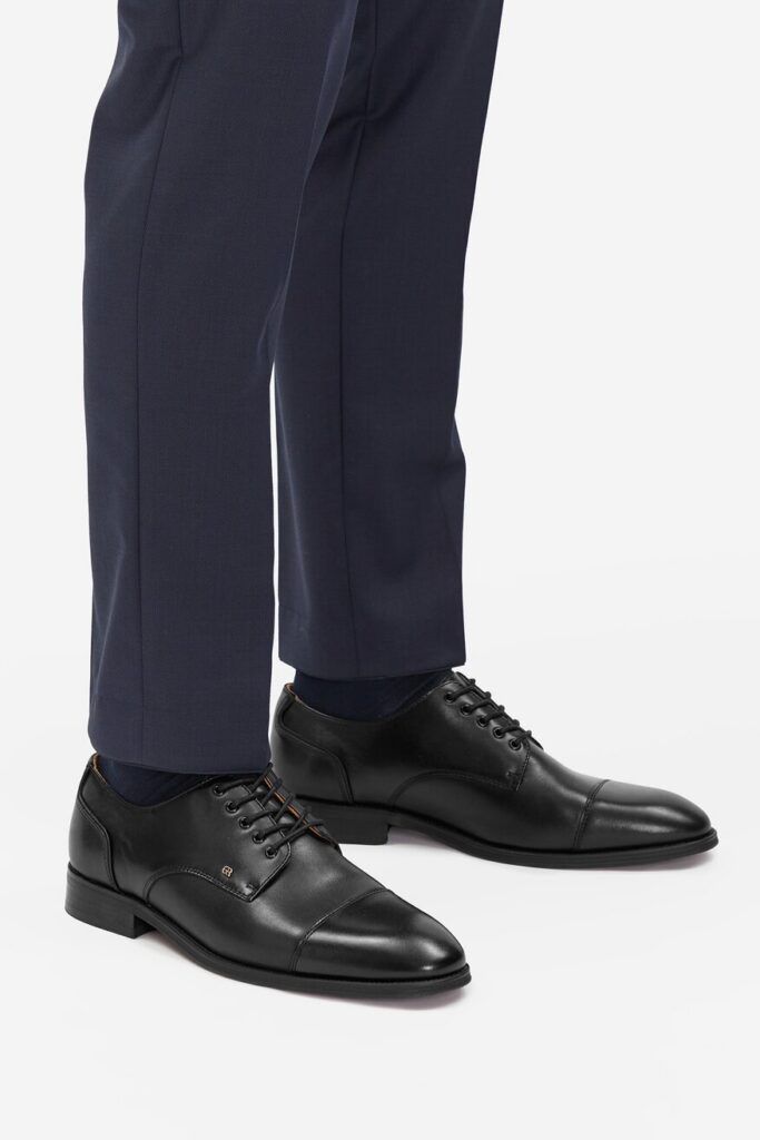 czarne buty do granatowego garnituru