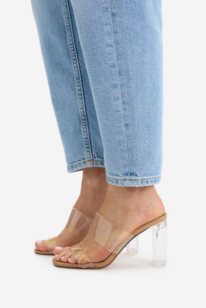 Modne klapki na lato 2026: transparentne