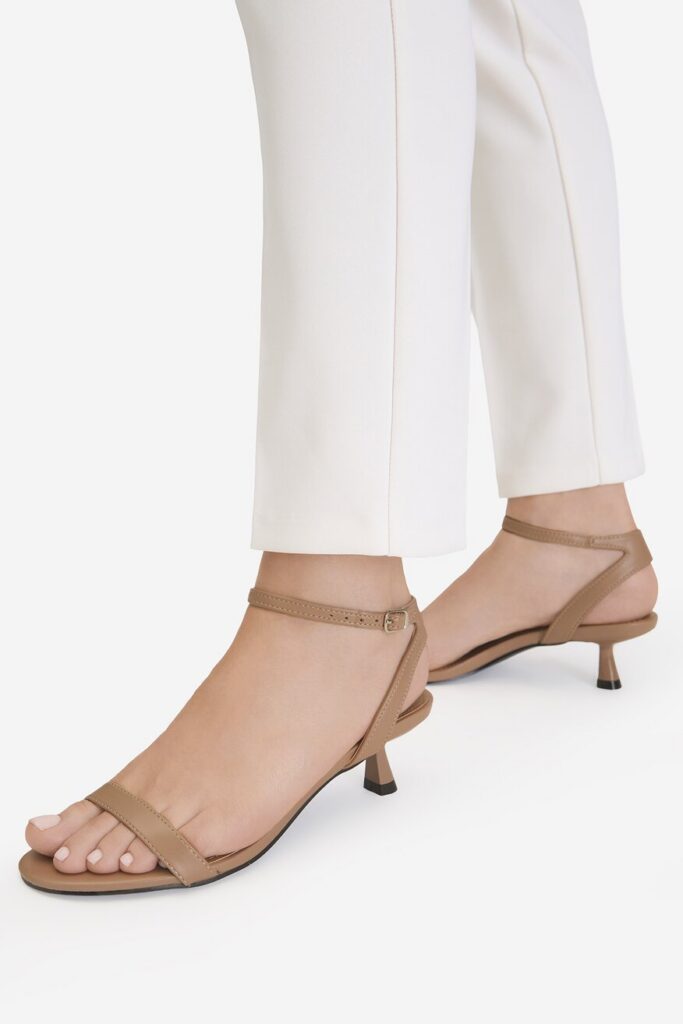 Modne sandały na lato 2026: na obcasie typu kaczuszka